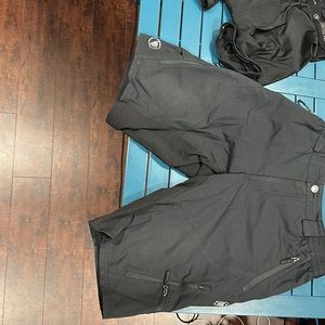 Endura Large Biking Shorts elastic 34” with detachable cushion Liner